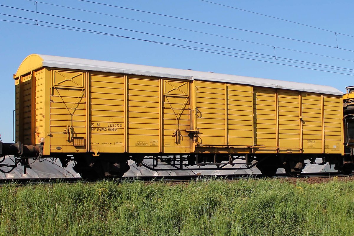Begegnung der besonderen Art: Auf der KBS 651 Rhein-Main-Bahn bei Braunshardt begegnete mir am 7.5.2018 während einer Überführung  Katharina die Große  Bettungsreinigungszug RPM-RS-900 der Firma SGL Spitzke Logistik GmbH.
Hier zu sehen: gedeckter Güterwagen Hbbkks mit der Wagennummer 27 80 2322 072-8.
Bild 13 von 24 
