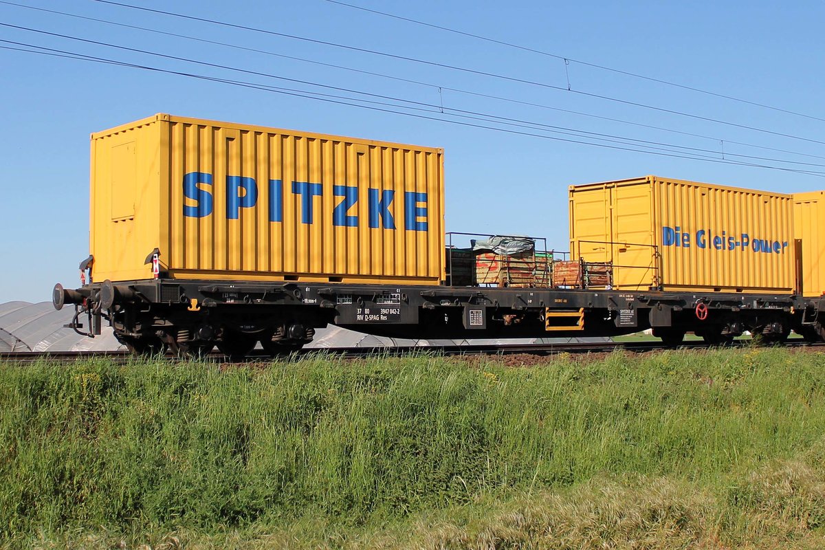 Begegnung der besonderen Art: Auf der KBS 651 Rhein-Main-Bahn bei Braunshardt begegnete mir am 7.5.2018 während einer Überführung  Katharina die Große  Bettungsreinigungszug RPM-RS-900 der Firma SGL Spitzke Logistik GmbH. Hier zu sehen Niederbordwagen der Gattung Res, Wagennummer 37 80 3947 042-2 mit 2 Container und Beladung.
Bild 16 von 24 