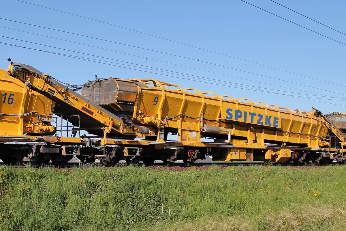 Begegnung der besonderen Art: Auf der KBS 651 Rhein-Main-Bahn bei Braunshardt begegnete mir am 7.5.2018 während einer Überführung  Katharina die Große  Bettungsreinigungszug RPM-RS-900 der Firma SGL Spitzke Logistik GmbH. Hier zu sehen die Materialförder- und Siloeinheit MFS-100, D SPAG 99 80 9552 570-0 mit der Nummer 8. Bild 23 von 24 