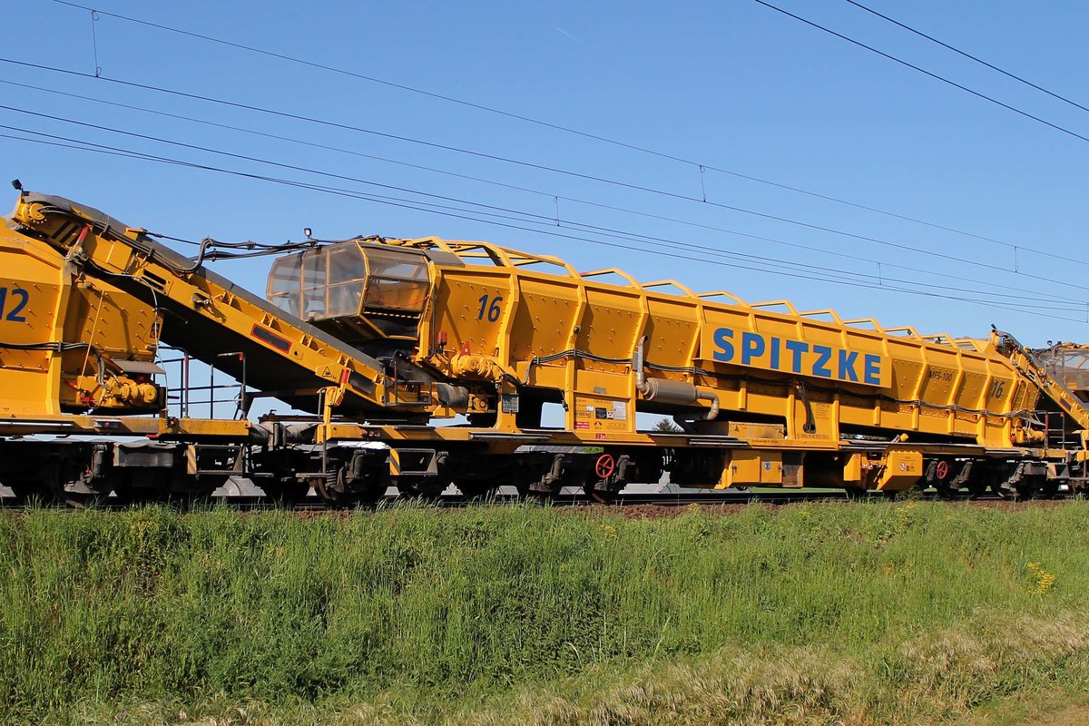 Begegnung der besonderen Art: Auf der KBS 651 Rhein-Main-Bahn bei Braunshardt begegnete mir am 7.5.2018 während einer Überführung  Katharina die Große  Bettungsreinigungszug RPM-RS-900 der Firma SGL Spitzke Logistik GmbH. Hier zu sehen die Materialförder- und Siloeinheit MFS-100, D SPAG 99 80 9552 550-2 mit der Nummer 16. Bild 24 von 24 
