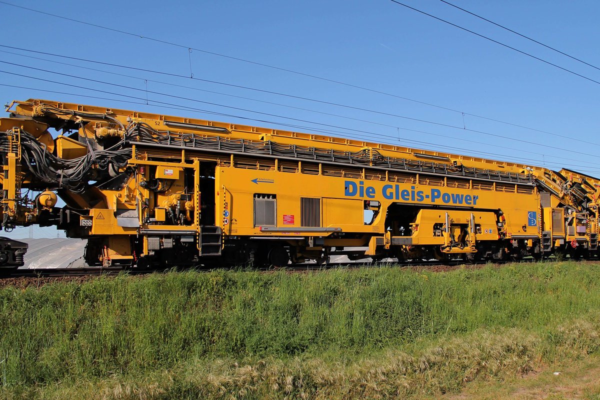 Begegnung der besonderen Art:
Auf der KBS 651 Rhein-Main-Bahn bei Braunshardt begegnete mir am 7.5.2018 während einer Überführung  Katharina die Große 
Bettungsreinigungszug RPM-RS-900 der Firma SGL Spitzke Logistik GmbH.
Mit der Aufschrift  Die Gleis-Power .
Bild 7 von 24 