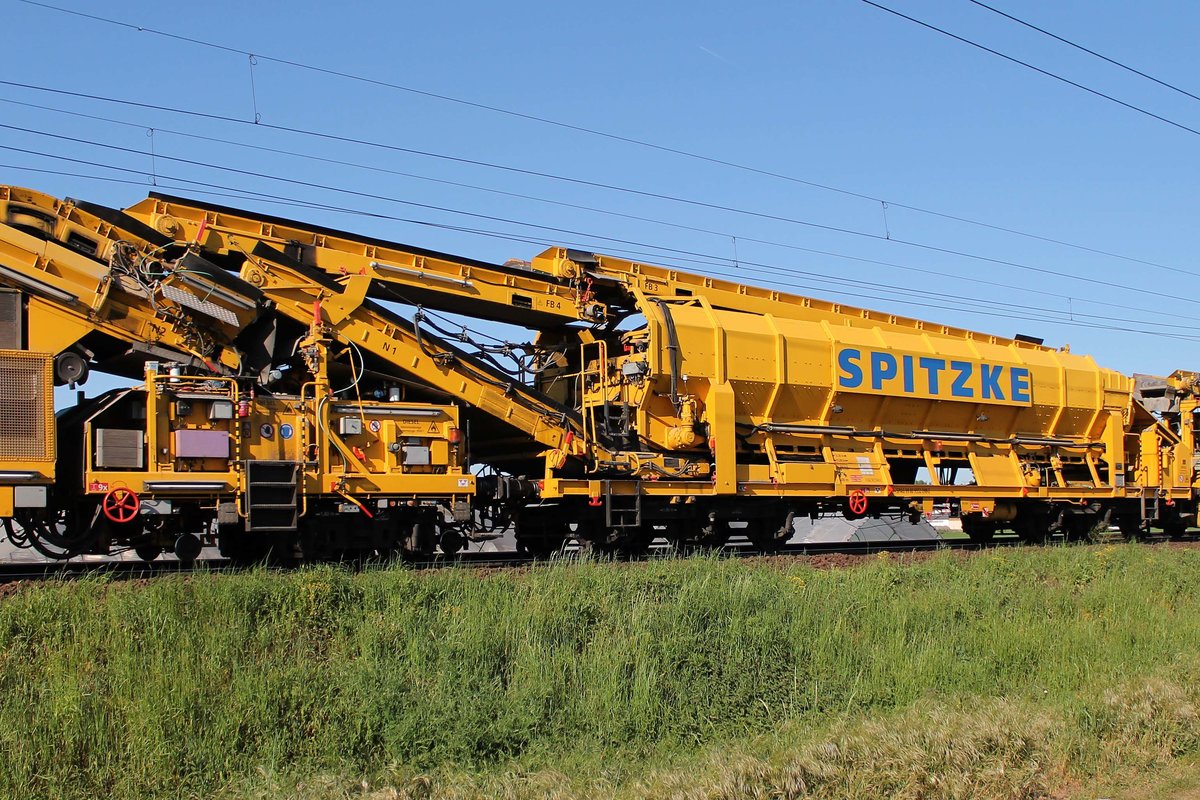 Begegnung der besonderen Art:
Auf der KBS 651 Rhein-Main-Bahn bei Braunshardt begegnete mir am 7.5.2018 während einer Überführung  Katharina die Große 
Bettungsreinigungszug RPM-RS-900 der Firma SGL Spitzke Logistik GmbH.
Wagennummer S SPAG 99 80 9552 098-2
Bild 8 von 24 