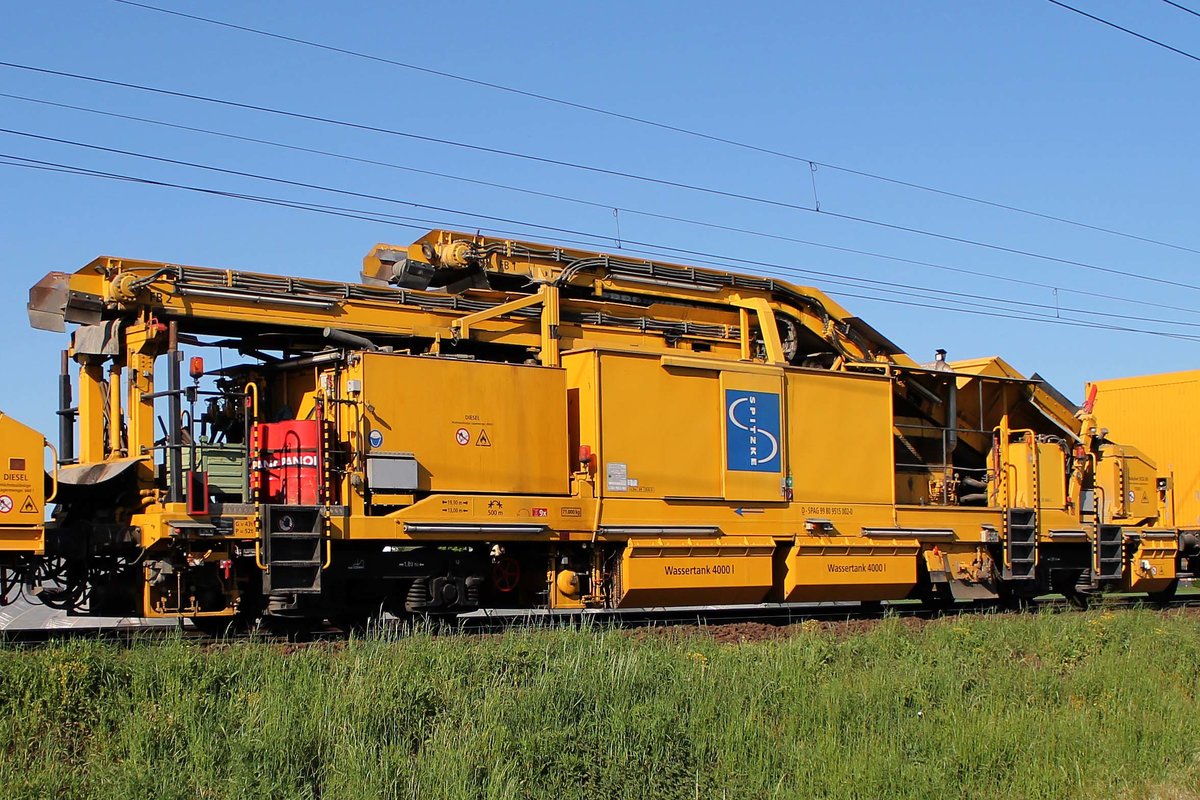 Begegnung der besonderen Art:
Auf der KBS 651 Rhein-Main-Bahn bei Braunshardt begegnete mir am 7.5.2018 während einer Überführung  Katharina die Große 
Bettungsreinigungszug RPM-RS-900 der Firma SGL Spitzke Logistik GmbH.
Fahrzeugnummer D SPAG 99 80 9515 002-2 mit 2 Stück 4000 liter Wassertanks.
Bild 9 von 24 