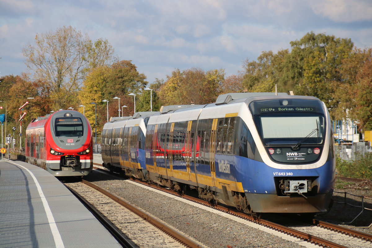 Begegnung des RE14 aus Essen auf dem Weg nach Borken und der in kürze abfahrenden RB43 nach Dortmund im Dorstener Bahnhof während der umfangreichen Bauarbeiten im Herbst 2018 