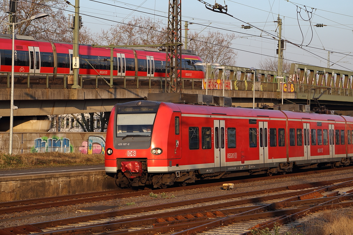 Begegnung. Die Kreuzung dieser beiden Regionalzüge konnte ich am Abend des 13.03.2014 im Bahnhof Köln-Deutz aufnehmen.