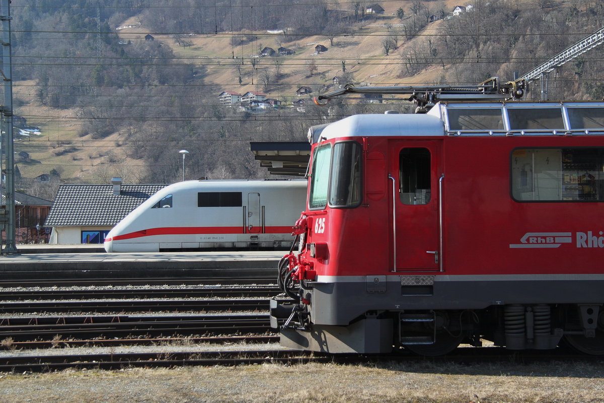 Begegnung eines ICE1 mit RhB Lok Ge4/4 II Nr.625 am 20.02.17 in Landquart.