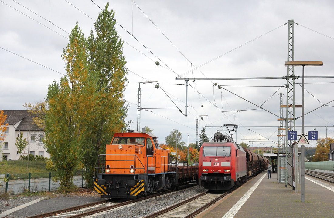 Begegnung von HLB 831 und DB Cargo 152 126 am 11. Oktober 2017 im Bahnhof Butzbach.