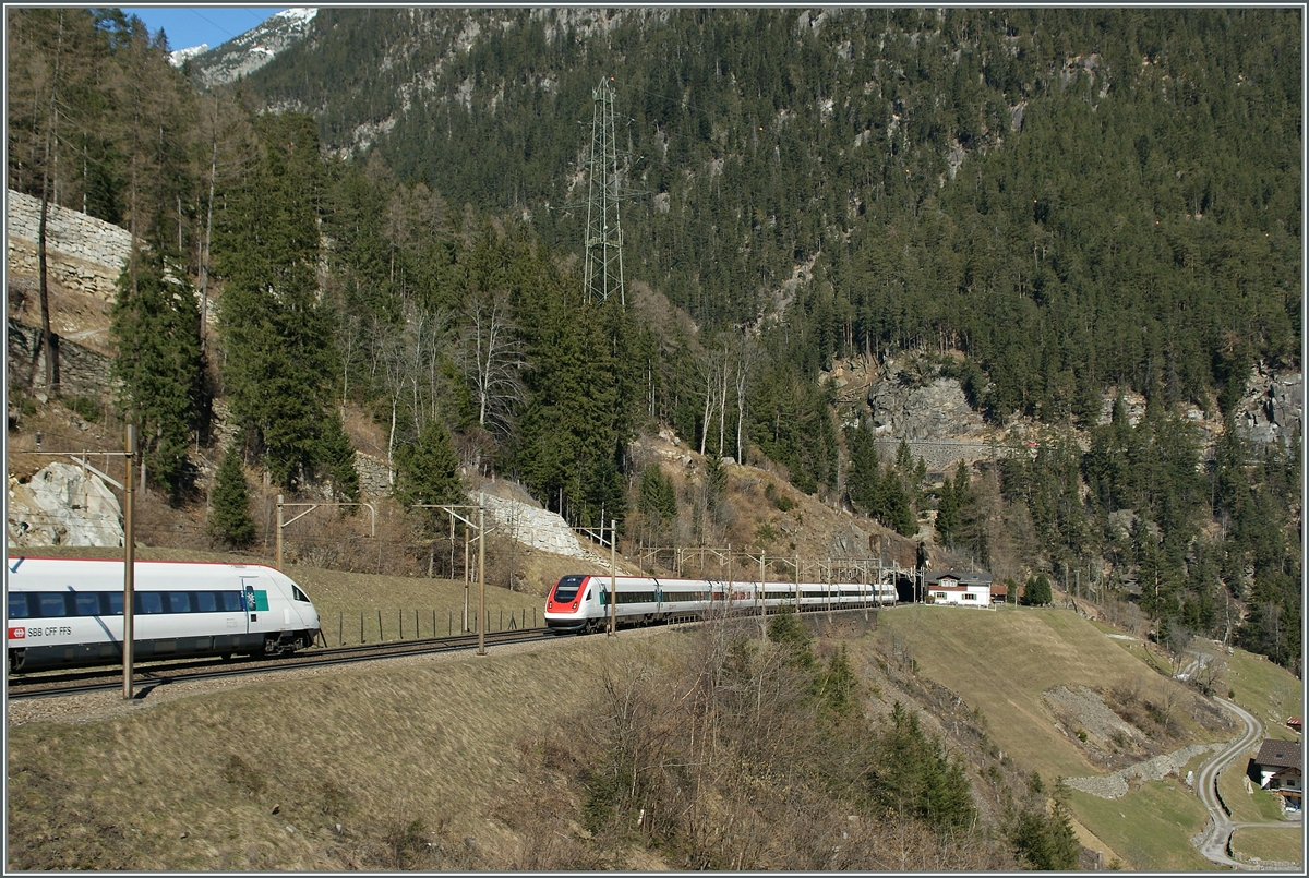 Begegnung der ICN 668 Basel SBB - Lugano und ICN 10014 Lugano - Zürich oberhalb Wassen.
14. März 2014