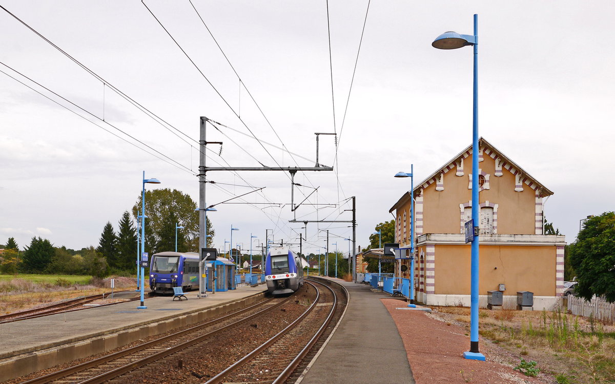 Begegnung von Meterspur und Normalspur im Bahnhof Gièvres.

Links steht Meterspur-Dieseltriebzug SNCF-X74502 auf dem Weg nach Valençay während rechts der Normalspur-Elektrotriebzug SNCF-Z27843+27844 den Bahnhof durcheilt. 
2014-09-17 Gièvres