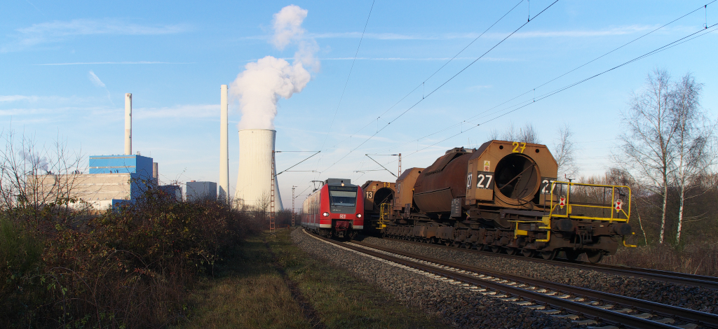 Begegnung mit dem Suppenzug.....Nicht oft hat man die Gelegenheit eine solche Begegnung fest zu halten. 425 141 begegnet vor dem Kraftwerk Ensdorf dem Suppenzug, der leer zum Hochofen der Dillinger Hütte unterwegs ist. Der Triebwagen ist auf der Relation Trier - Homburg Saar unterwegs. Der Regionalverkehr auf der Saarstrecke hat sich gut entwickelt, besonders zwischen Saarbrücken und Dillingen. Die Verkehre St. Ingbert - Dillingen sollen im nächsten Jahr bis Merzig ausgedehnt werden.
Links sieht man, dass es einmal ein drittes Gleis zwischen Bous (E 94 Halle / Außenlager Karthaus) und Ensdorf gab.

Bahnstrecke 3230 Saarbrücken - Karthaus am 16.12.2013