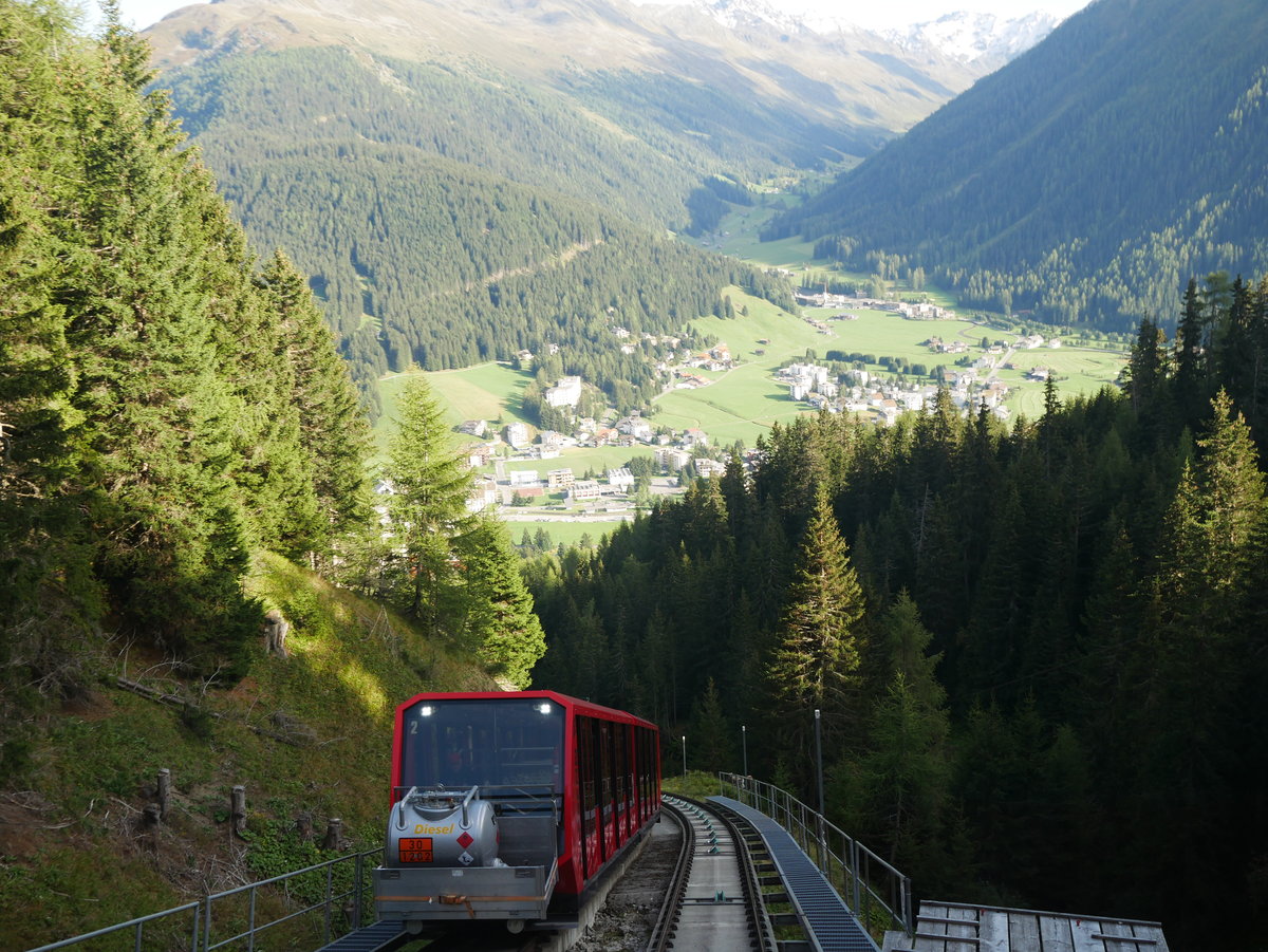 Begegnung mit einem von Davos Dorf kommenden bergwärts fahrenden Wagen auf der 1. (unteren)  Sektion der Parsenbahn; 22.09.2016 
