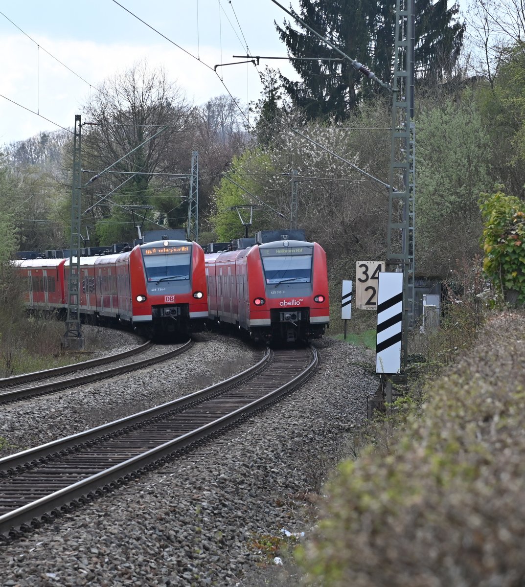 Begegnung in Neckargerach,
am heutigen Mittag kam es durch eine Signalstörung in Binau dazu.
Die vom 425 734-1 geführte S-Bahn kommt leicht verspätet in Neckargerach eingefahren als ein Abellio-Ersatzzug als RE 10a nach Heilbronn gen Binau fährt, an dessen Zugschluß der 425 310-0 zusehen ist. 13.4.2021