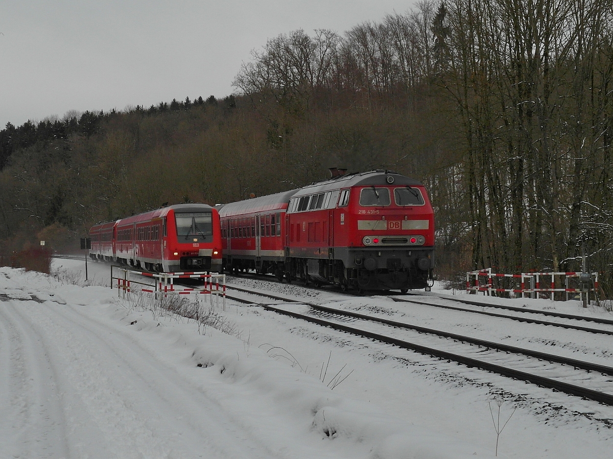 Begegnung im Schussentobel bei Kilometer 162.6 - 218 431-5 schiebt den IRE 4208 von Lindau kommend nach Ulm, wo die beiden 611er gestartet sind und als IRE 3368 nach Basel, badischer Bahnhof fahren (31.01.2015, Nhe Durlesbach).