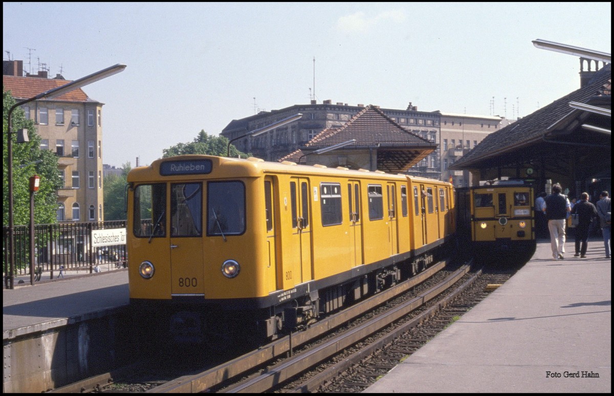 Begegnung von U-Bahn Wagen verschiedener Epochen:
links steht am 5.5.1989 im Bahnhof Berlin - Schlesisches Tor Wagen 800 nach Ruhleben. Daneben die Oldtimer U-Bahn Wagen 7 als Sonderzug des BDEF.