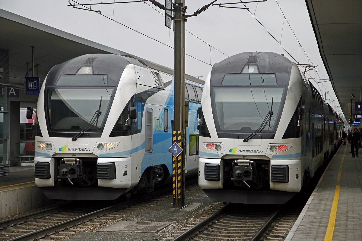 Begegnung von zwei Zügen der WESTbahn in Linz am 12.02.2014.