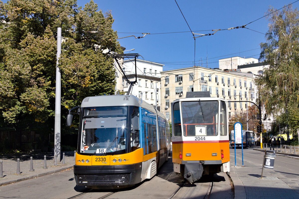 Begegnung zweier Generationen: Pesa Swing auf der Linie 18 Orlandowzi - Journalist-Platz und Inekon auf der Linie 4 Nikola Petkow-Boulevard-Orlandowzi begegnen sich am 05.10.2022 an der Haltestelle pl. Sveta Nedelya. 