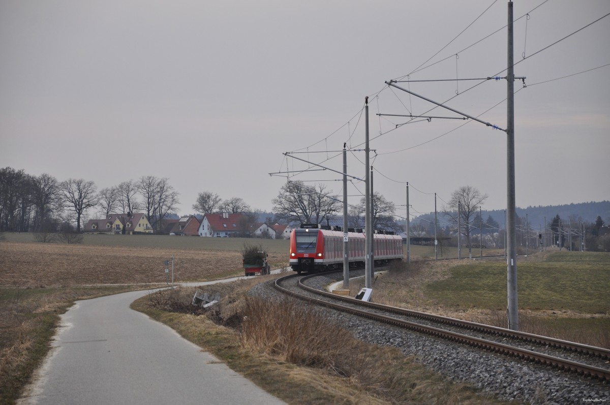 Begegnung zweier  Giganten  … ein Bulldog (Traktor, Trecker…) und 423 124 - 7 als S 2 in Richtung Ostbahnhof, München, bei Deutenhofen am 10.03.2015.
