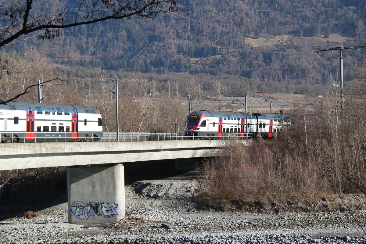 Begegnung zweier IR Dosto auf der Rheinbrücke bei Bad Ragaz.Links der IR nach Chur,rechts der IR nach Zürich.23.12.15