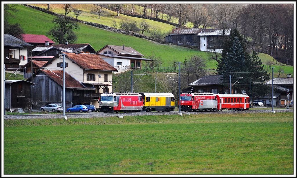 Begegnung zweier Kurzzüge hinter Schiers. 9032 mit Ge 4/4 III 651  Fideris  mit der neuen Diesellok Gmf 4/4 28701  Surselva  und Ge 4/4 III 645  Tujetsch  mit Steuerwagen 1723. (28.11.2013)
