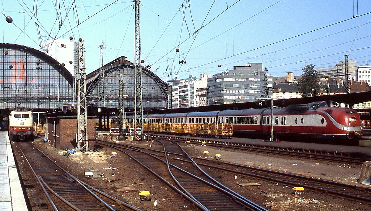 Begegnung zweier Legenden im Frankfurter Hauptbahnhof im Sommer 1986: Während eine 103 mit einem IC noch auf die Ausfahrt wartet, verlässt ein 601 als Turnussonderzug den Kopfbahnhof