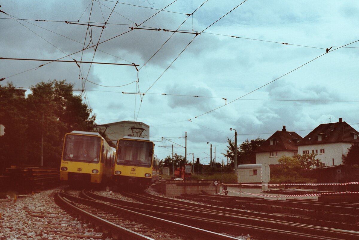 Begegnung zweier neuer Stadtbahnwagen der Stuttgarter Straßenbahnlinie 3 vor dem Möhringer Bahnhof. Zwischen Möhringen und Plieningen gab es für eine Übergangszeit ein Dreischienengleis.
Datum: 04.09.1983