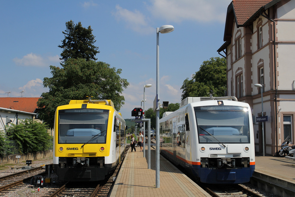 Begegnung zweier RegioShuttles im Bahnhof Endingen.
Der linke trägt das neue Farbdesign des Landes Baden-Württemberg, der rechte noch die ursprüngliche SWEG-Farbgebung.
Aufnahmedatum: 31.07.2014