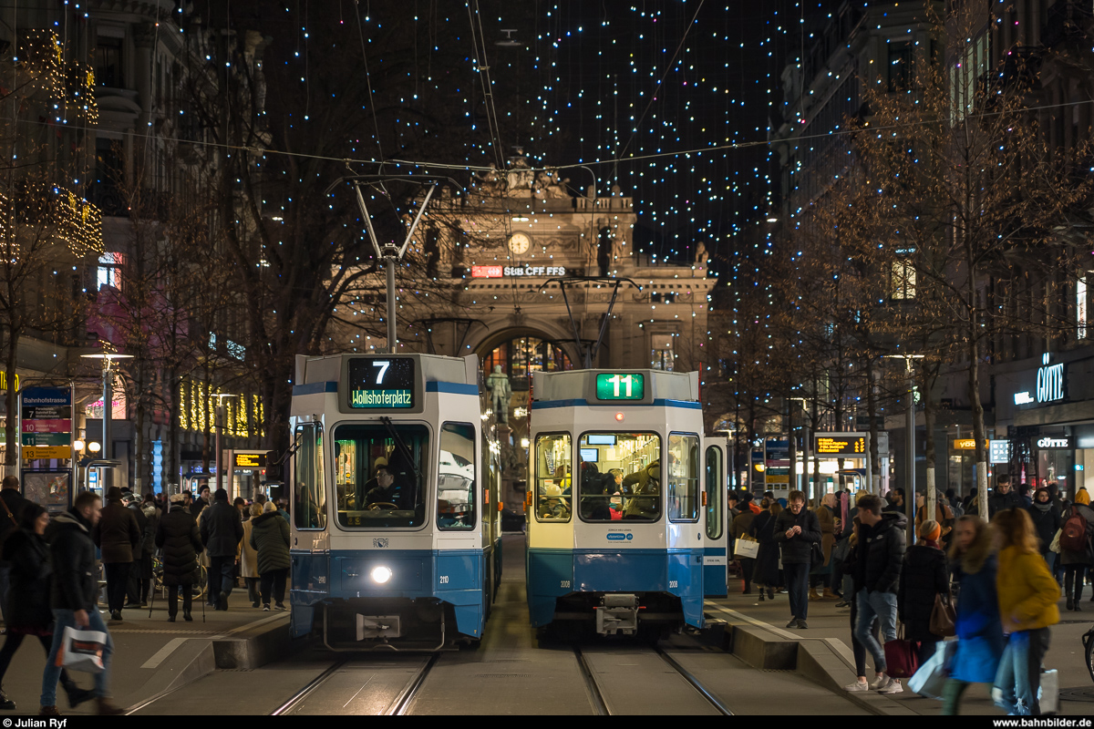 Begegnung zweier Tram 2000 in der Bahnhofstrasse am 30. Dezember 2019. Dahinter der Zürcher Hauptbahnhof.