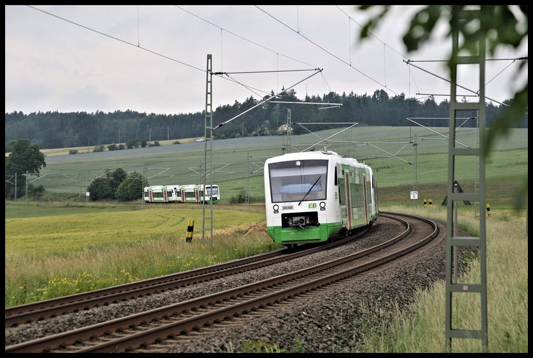 Begegnung zweier Triebwagen der Erfurter Bahn in der langgezogenen Kurve bei Geiersberg am 25.6.2021 um 15.03 Uhr. Hinten ist VT 302 aus Plauen nach Hof unterwegs. Vorne kommt VT 315 aus Hof auf der Fahrt nach Plauen im Vogtland.