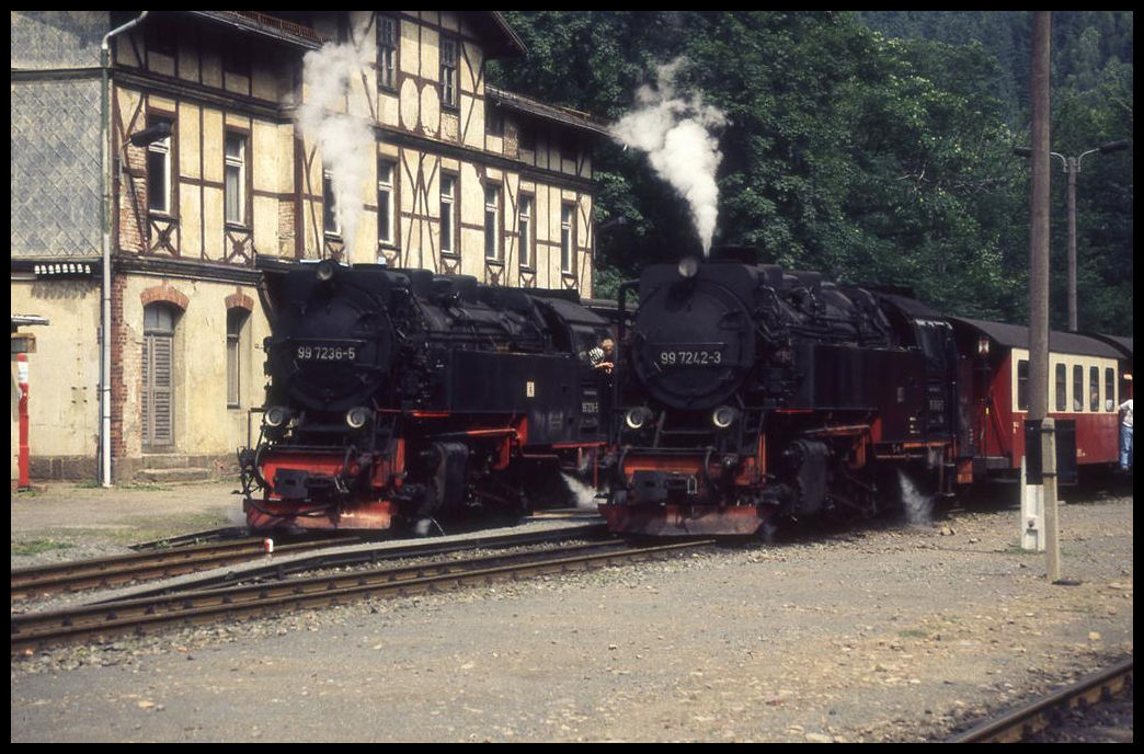 Begegnung zweier Züge im Harzer Bahnhof Eisfelder Talmühle am 31.07.1996. Links steht 997236 und daneben 997242.