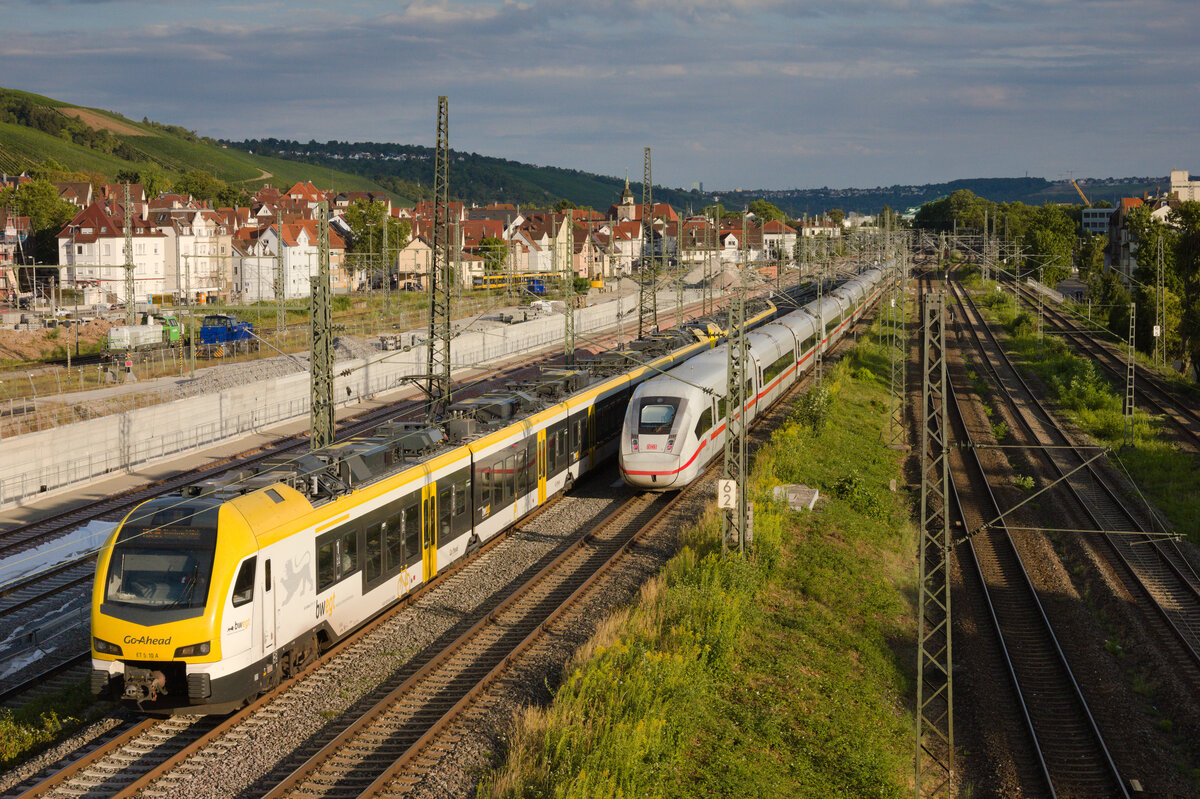 Begegnung zwischem SPNV und SPFV: ET 5.10 A als MEX 16 Ulm-Stuttgart begegnet einem unbekannten ICE 4 in Richtung München. 