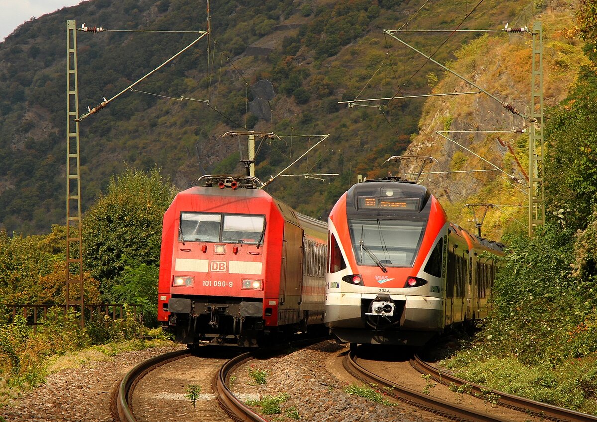 Begegnung zwischen einem IC, der wegen Bauarbeiten auf der Linken auf der rechten Rheinseite unterwegs ist und einem Regionalzug der Vias nahe Kaub/Rhein auf der rechten Rheinseite am 12.09.2021