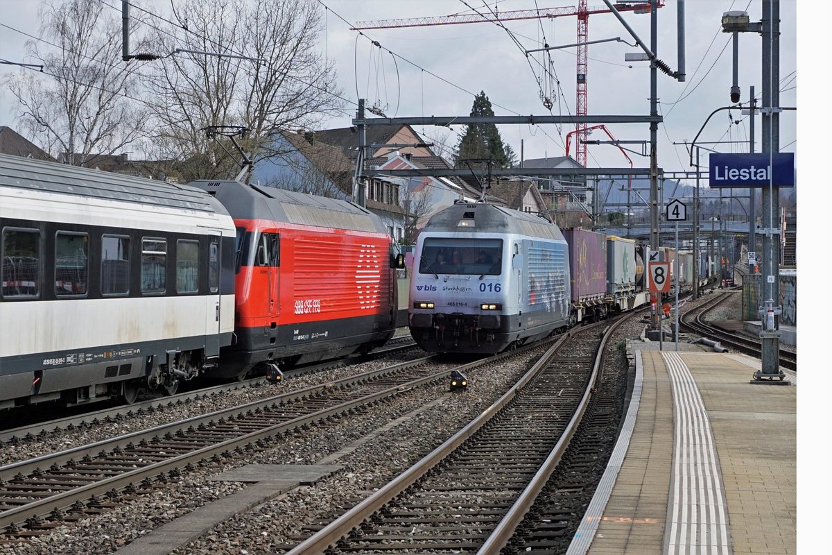 Begegnung zwischen einer SBB Re 460 und der BLS Re 465 16-4 mit dem Werbeanstrich Stockhorn in Liestal am 18. März 2021.
Foto: Walter Ruetsch