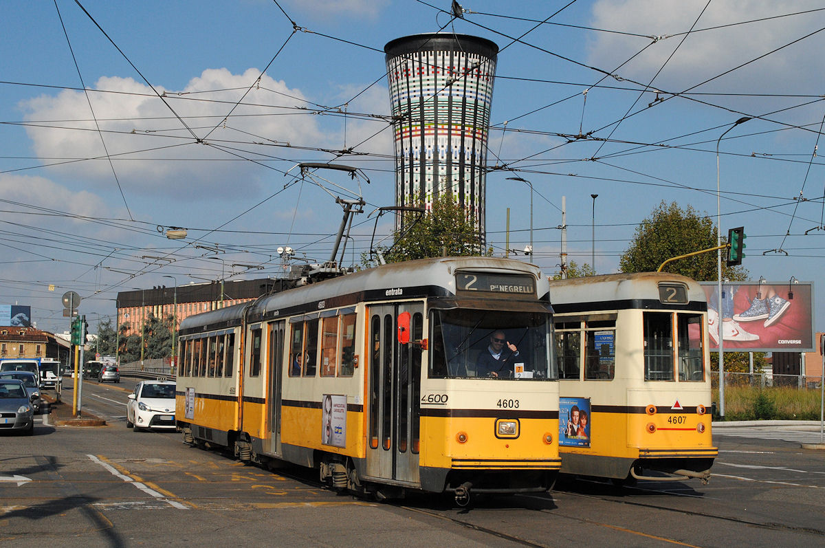 Begegnung zwischen den Tw. 4603 und 4607 in der Via Carlo Farini. (27.10.2016)