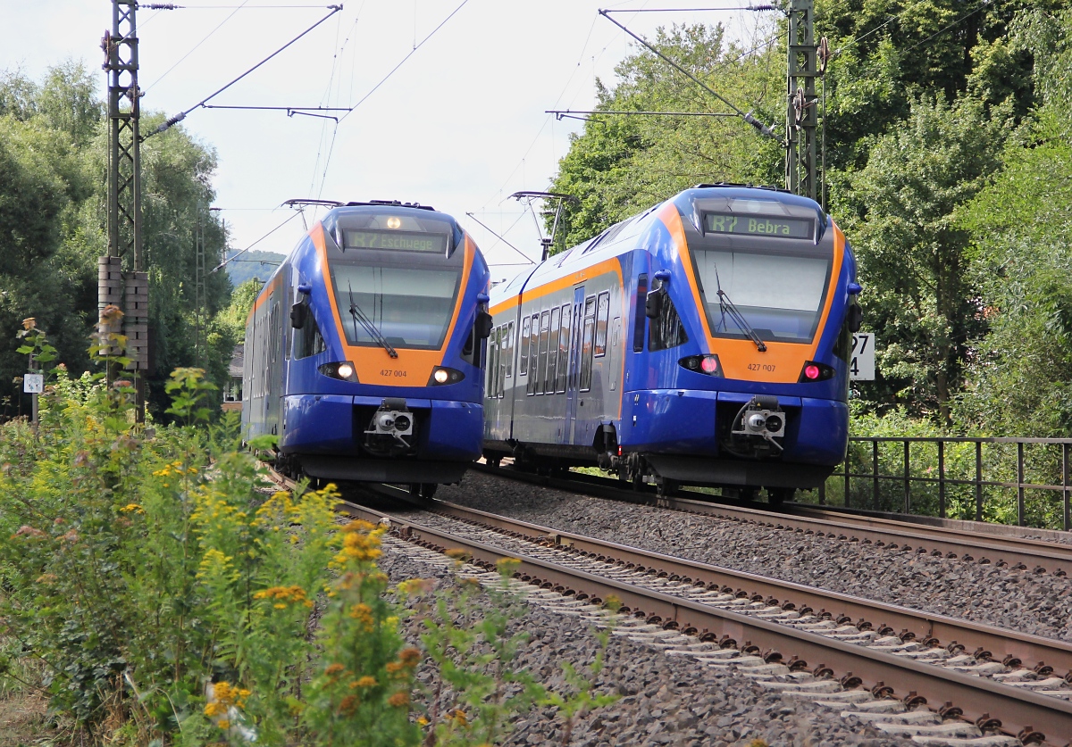 Begegnungen: 427 004 als R7 nach Eschwege begegnet 427 007 als R7 nach Bebra. Aufgenommen am 14.08.2013 in Wehretal-Reichensachsen.