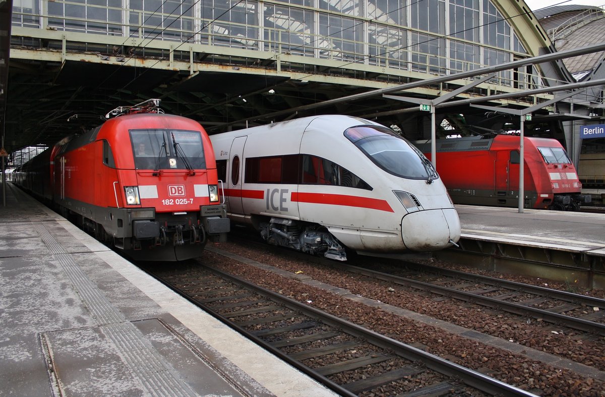Begegnungen am 1.1.2018 im Berliner Ostbahnhof mit 182 025-7 und dem RE1 (RE3177) von Brandenburg Hauptbahnhof nach Frankfurt(Oder), 4011 506-5  Linz  als ICE2900 von Frankfurt(Main) Hauptbahnhof und 101 116-2 mit dem IC1915 nach Tübingen Hauptbahnhof. 