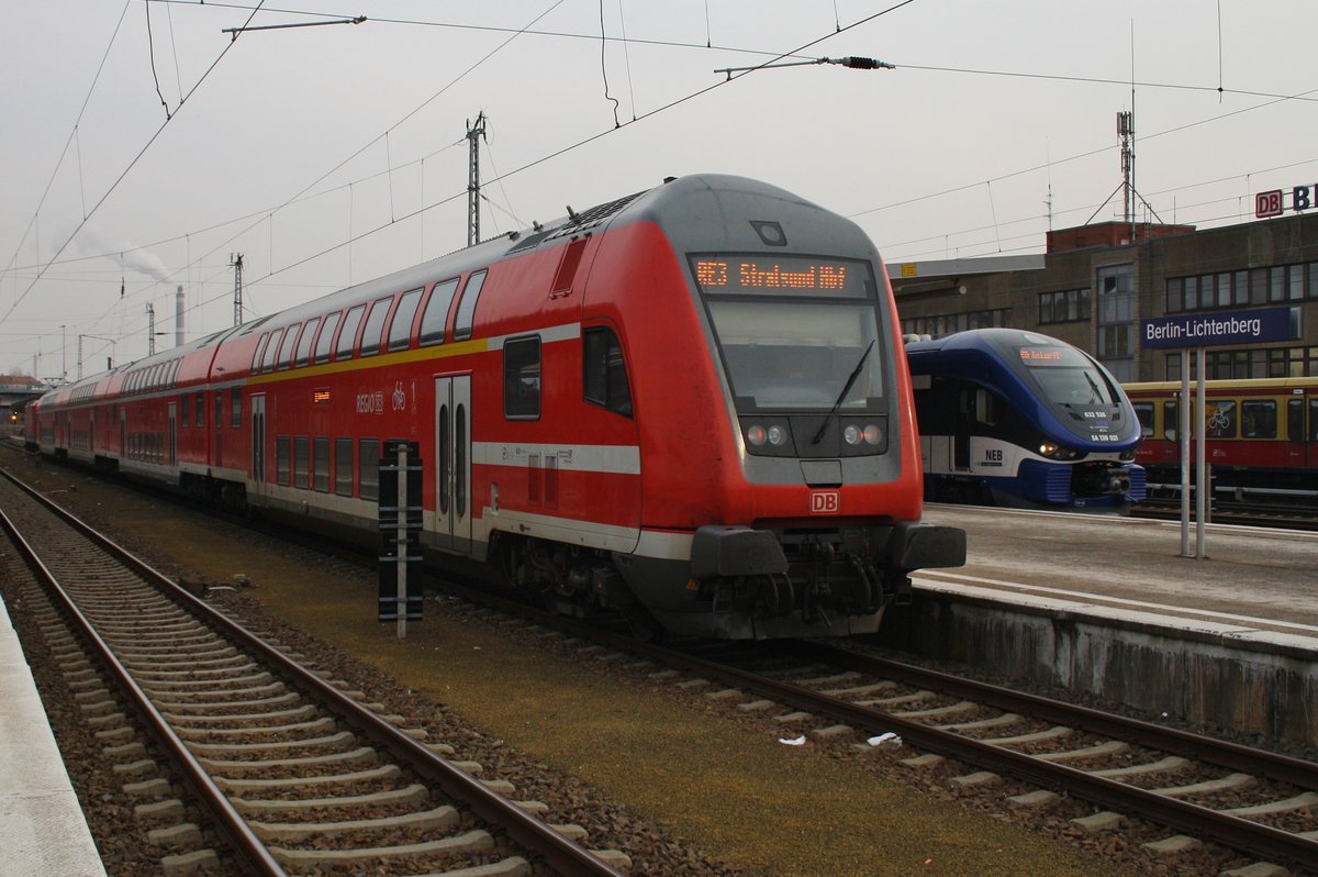 Begegnungen in Berlin Lichtenberg, während der RE3 (RE3308) von Berlin Hauptbahnhof (tief) nach Stralsund Hauptbahnhof einfährt, wartet 632 526-9 als RB26 (RB5161) nach Kostrzyn auf Abfahrt. (11.2.2017)