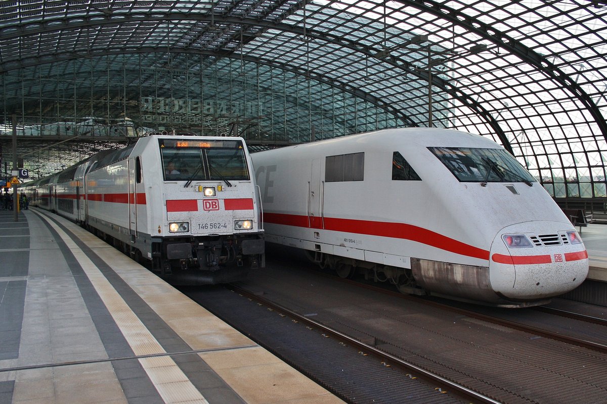 Begegnungen im Berliner Hauptbahnhof zwischen 146 562-4 mit dem IC2431  Borkum  von Emden Außenhafen nach Cottbus und 401 010-4  Gelsenkirchen  als ICE877 von Berlin Ostbahnhof nach Karlsruhe Hauptbahnhof. (12.5.2017)