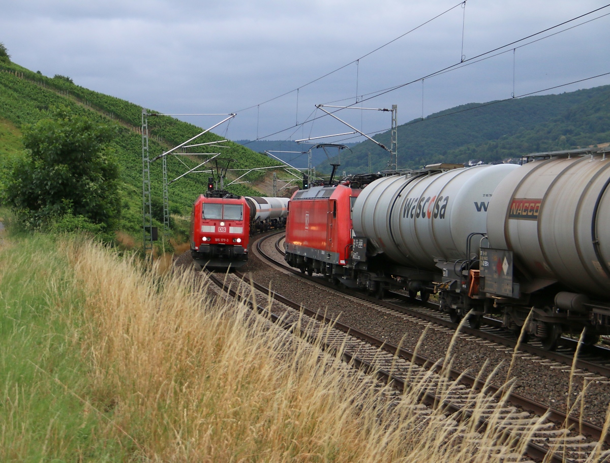 Begegnungen: Zwei Kesselwagenzüge begegnen sich im Rheintal bei Lorch im Bächergrund. Einmal 185 031-2 in Richtung Rüdesheim und 185 177-3 in Doppeltraktion mit 185 166-6 in Richtung Koblenz. Aufgenommen am 14.07.2015.