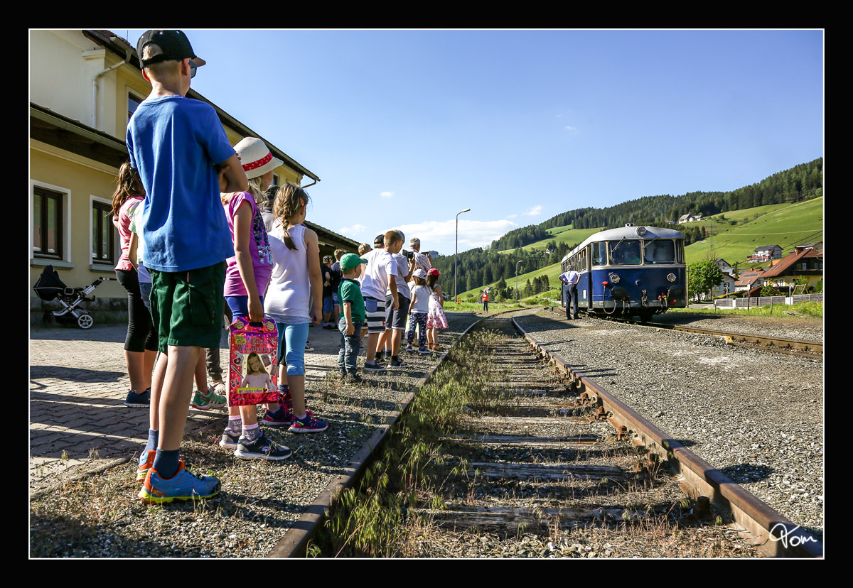 Begeistert wurde der Sonderzug 14484 mit Triebwagen 5081.055  Max  in Obdach empfangen.  Obdach 19.05.2017