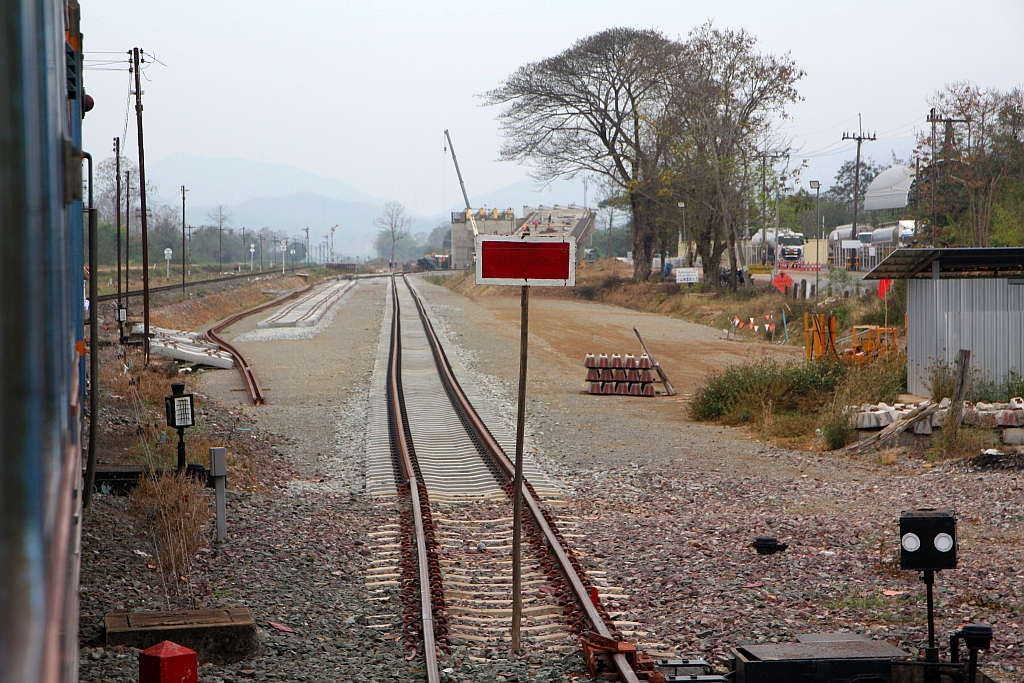 Beginn der 323 km langen zweigleisige Neubaumeterspur-Strecke nach Chiang Khong in der Den Chai Station. - Bild vom 25.Februar 2026.