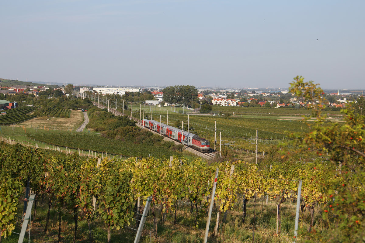 Beginnende Herbststimmung in den Weinbergen rund um Pfaffstätten und Gumpoldskirchen,wo 1144.032 mit ihren Reg.fährt. 21.9.18