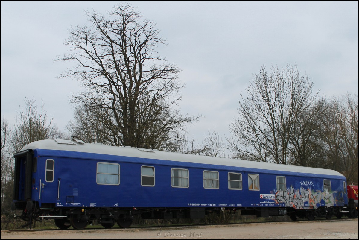 Begleitwagen 55 80 99-43 015-6 der Firma DAHER-HCS abgestellt auf ein Nebengleis im Bf Sande.
15/03/15