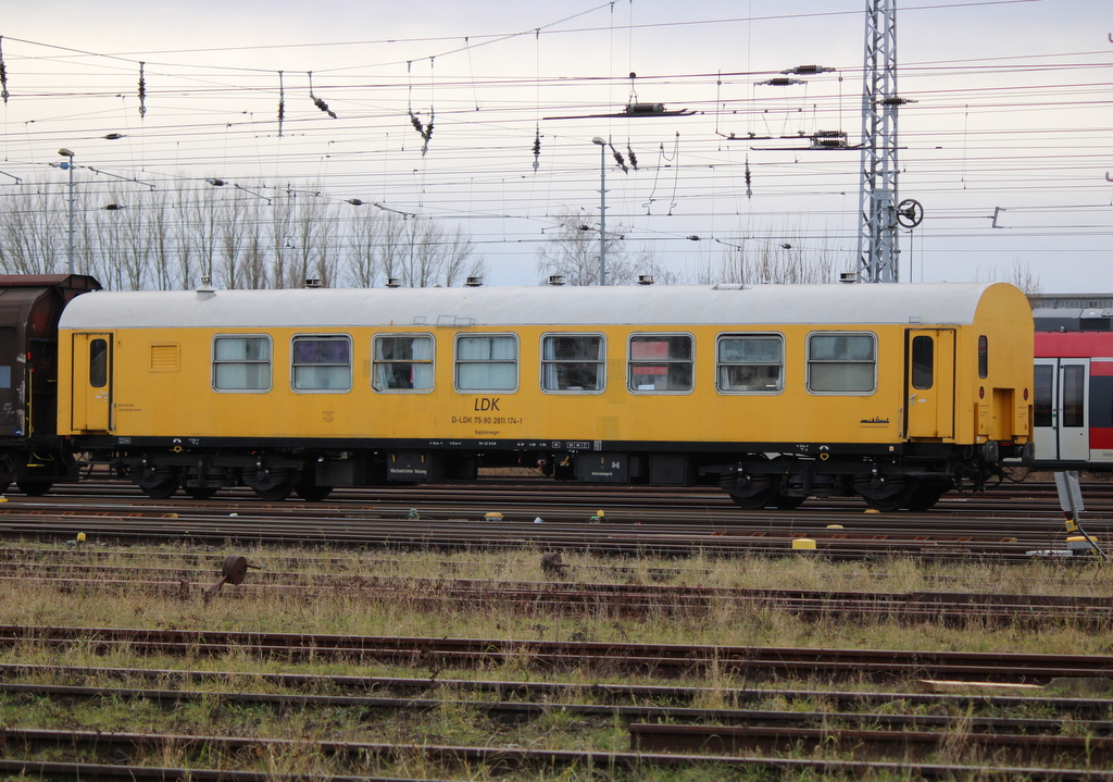 Begleitwagen D-LDK 75 80 2811 174-1 stand am 29.01.2021 im Rostocker Hbf. 