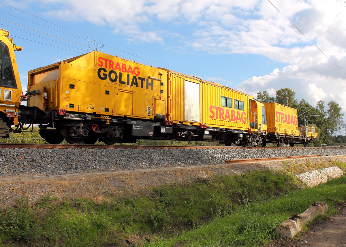 Begleitwagen des Schienenfrszuges   Goliath  der STRABAG in Nassenheide am 17.09.2013.

Schweres Nebenfahrzeug
NVR-Nummer: 99 80 9320 004-1 
Eigengewicht: 43,0 t
Nutzlast: 7,0 t