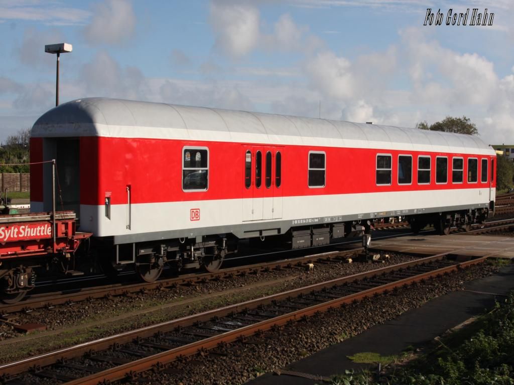 Begleitwagen für den Sylt Shuttle Nr. D-DB 508084-29002-4 Bomd
am 17.10.2014 in Westerland.