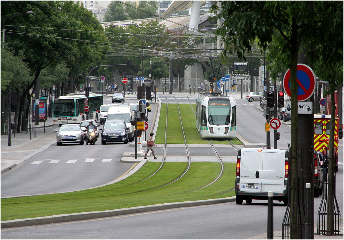 Begrünung eines Boulevard - 

So ein grüne Trasse wertet eine derartige Trasse schon in sehr auf. Blick in den Pariser Boulevard Jourdan mit einer Citatis-Tram auf der T3a.

20.07.2012 (M)