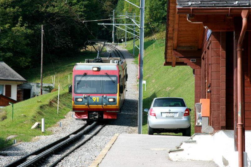 Beh 4/8 91 auf Talfahrt an der Station Les Posses; 04.10.2013