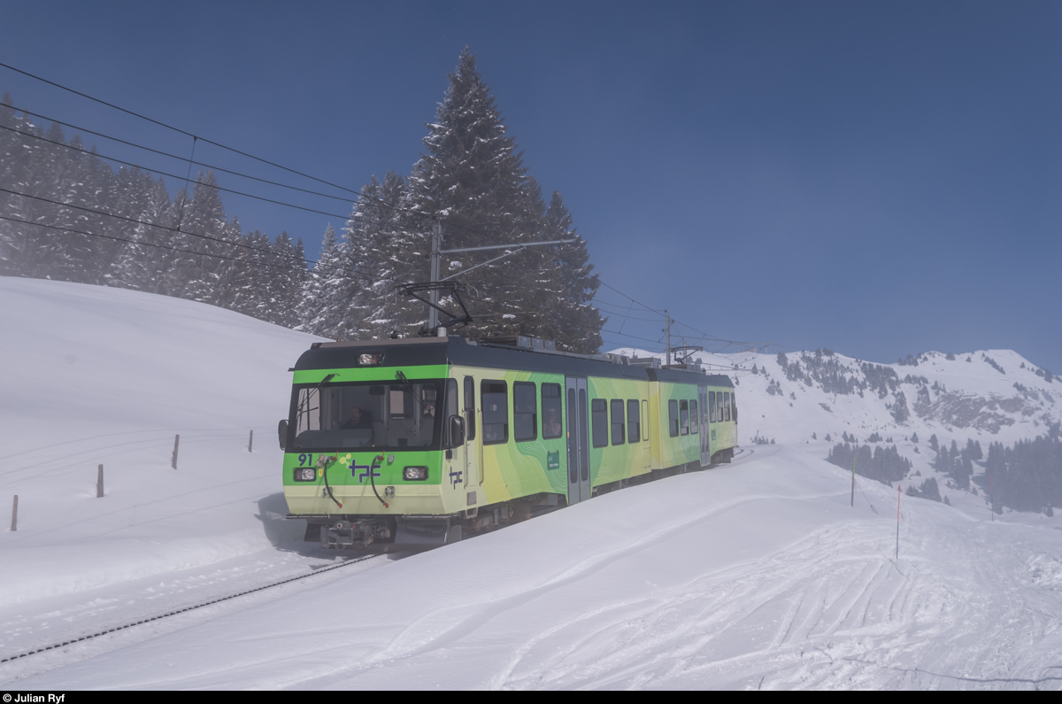 Beh 4/8 91 der TPC/BVB befindet sich am 17. Februar 2016 etwas unterhalb der Haltestelle Le Golf auf Talfahrt in den Nebel.