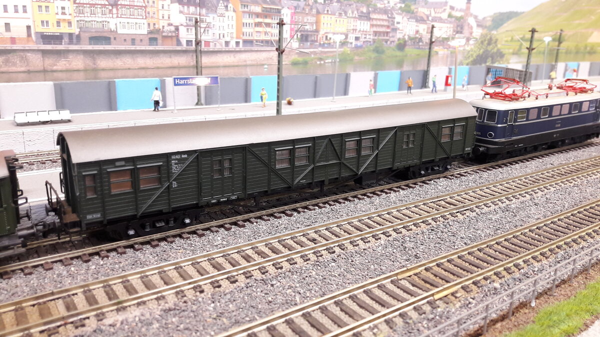 Behelfspackwagen MD4ie , In der Anfangszeit der jungen DB war eine Neuanschaffung von Gepäckwagen noch nicht möglich. Von daher wurden zuerst diese Behelfsgepäckwagen beschafft die nach bis in die 90er Jahre aktiv waren. Unter anderem wurden sie später auch in Bauzügen eingesetzt . In verschiedene Ausführungen kamen so knapp 200 Wagen zusammen, einige sogar bis 140km/h zugelassen. Modell von Roco