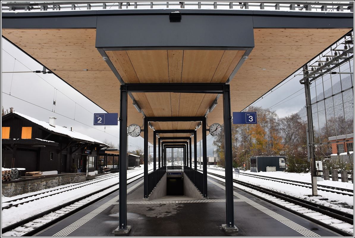 Behindertengerechter Umbau des Bahnhofs Felsberg mit Rampen, erhöhten Perrons und Dächer in Holzbauweise. (19.11.2017)